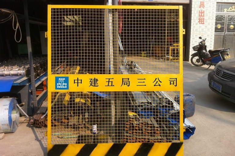 施工電梯安全門(mén)廠(chǎng)家